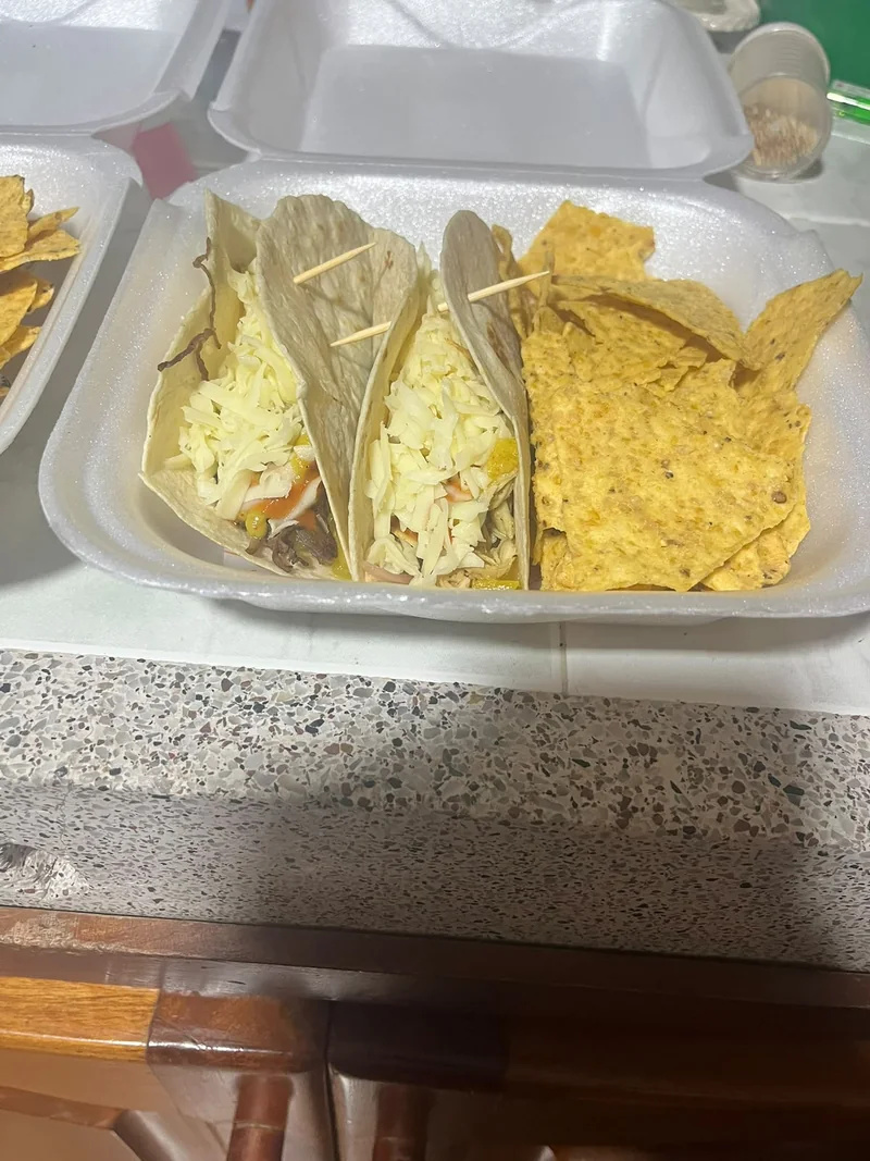 Tacos JJ acompañados de nachos, listos para domicilio